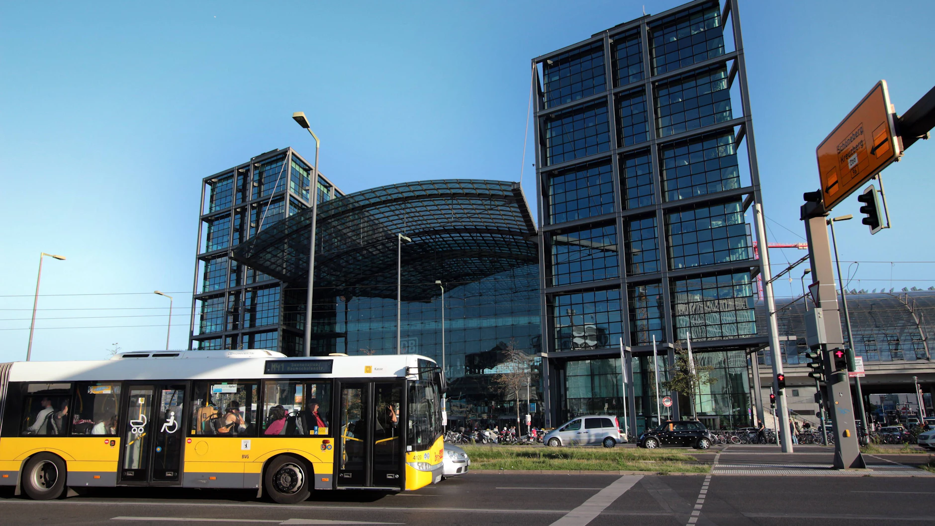 Bisher fährt der Metrobus M41 bis zum Berliner Hauptbahnhof. Die neue Straßenbahnstrecke soll nur bis zum Potsdamer Platz führen.