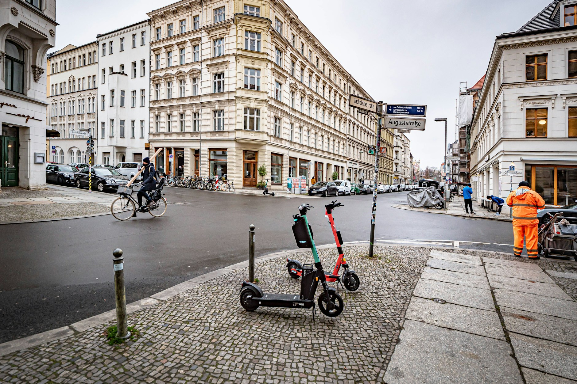 So sah die Kreuzung Tucholsky- und Auguststraße in Mitte ohne Poller aus. Seit Ende 2023 zwingt eine Diagonalsperre Kraftfahrer zum Abbiegen. Anwohner sind vor Gericht gezogen.