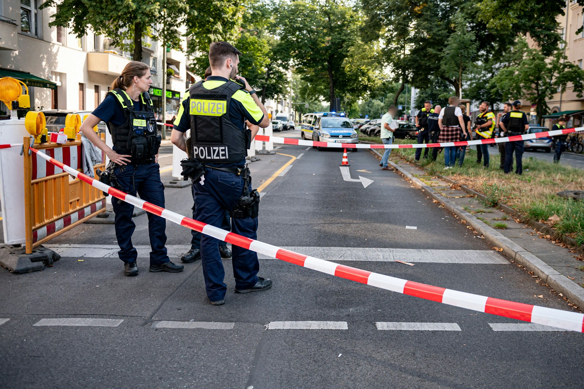 In Charlottenburg wird eine Frau angeschossen. Hier war es die Polizei, die schoss, weil die Frau bewaffnet war.