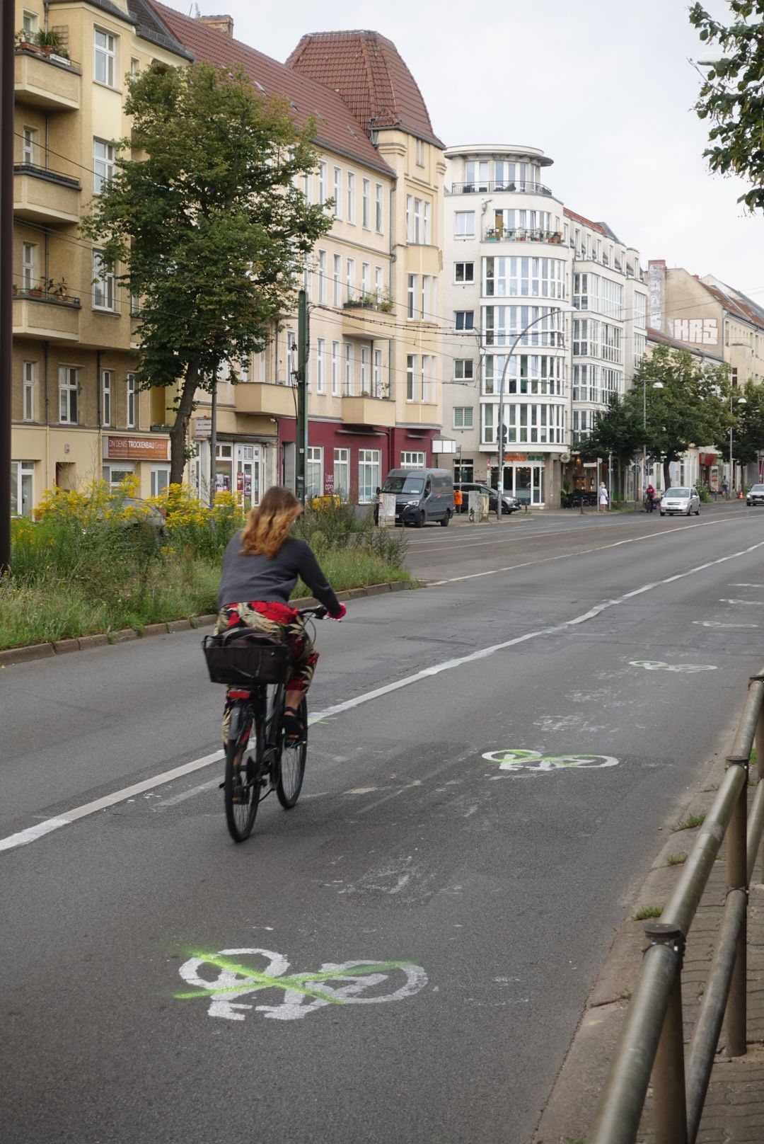 Bezirksamt Pankow reagiert: Grüne Kreuze machen illegalen Radweg ungültig
