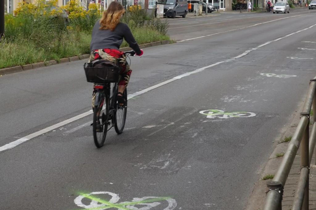 100 Meter illegaler Radfahrstreifen: Das Straßen- und Grünflächenamt des Bezirks hat die Markierungen mit grünen Kreuzen provisorisch ungültig gemacht. 