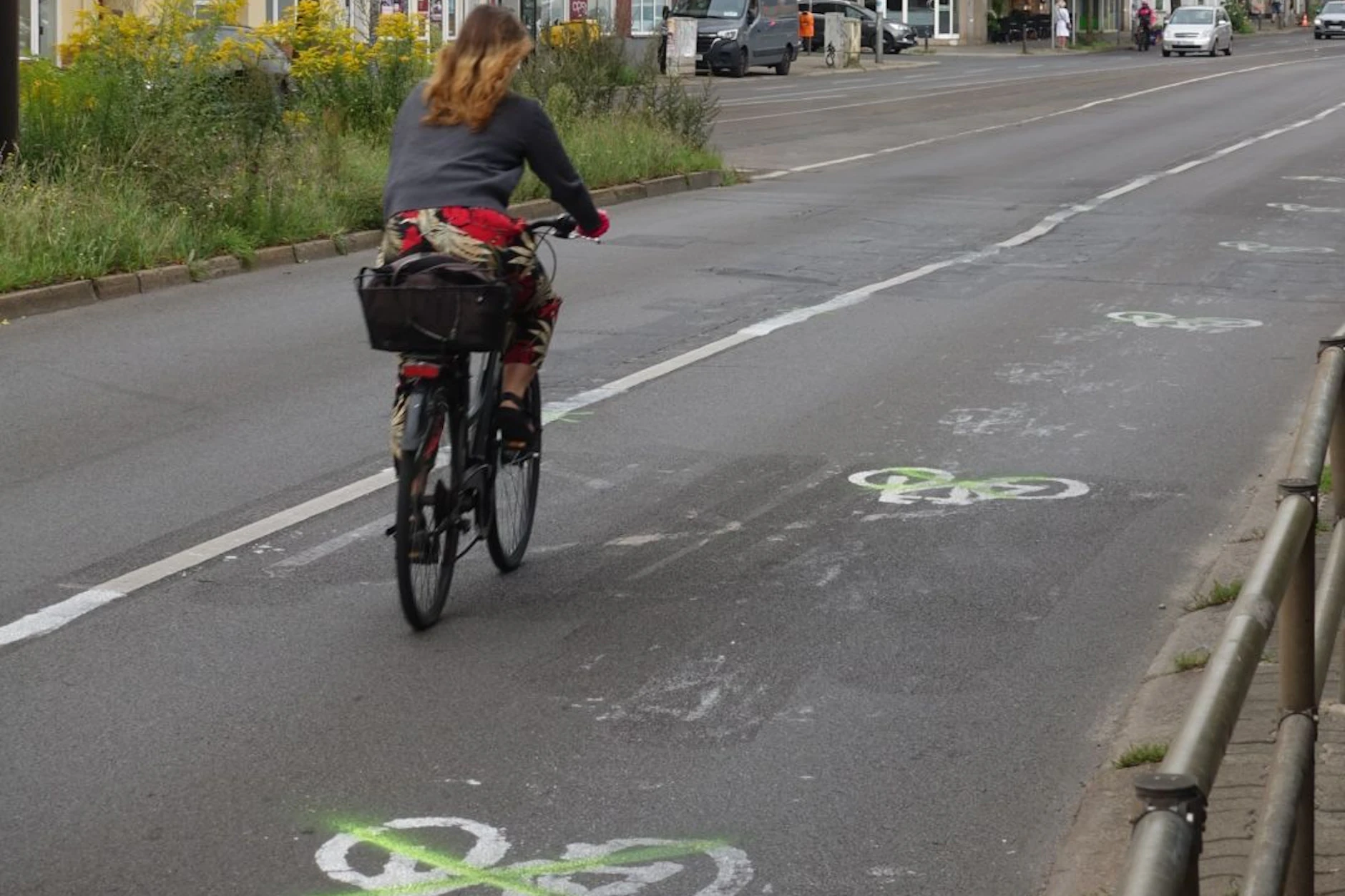 100 Meter illegaler Radfahrstreifen: Das Straßen- und Grünflächenamt des Bezirks hat die Markierungen mit grünen Kreuzen provisorisch ungültig gemacht.