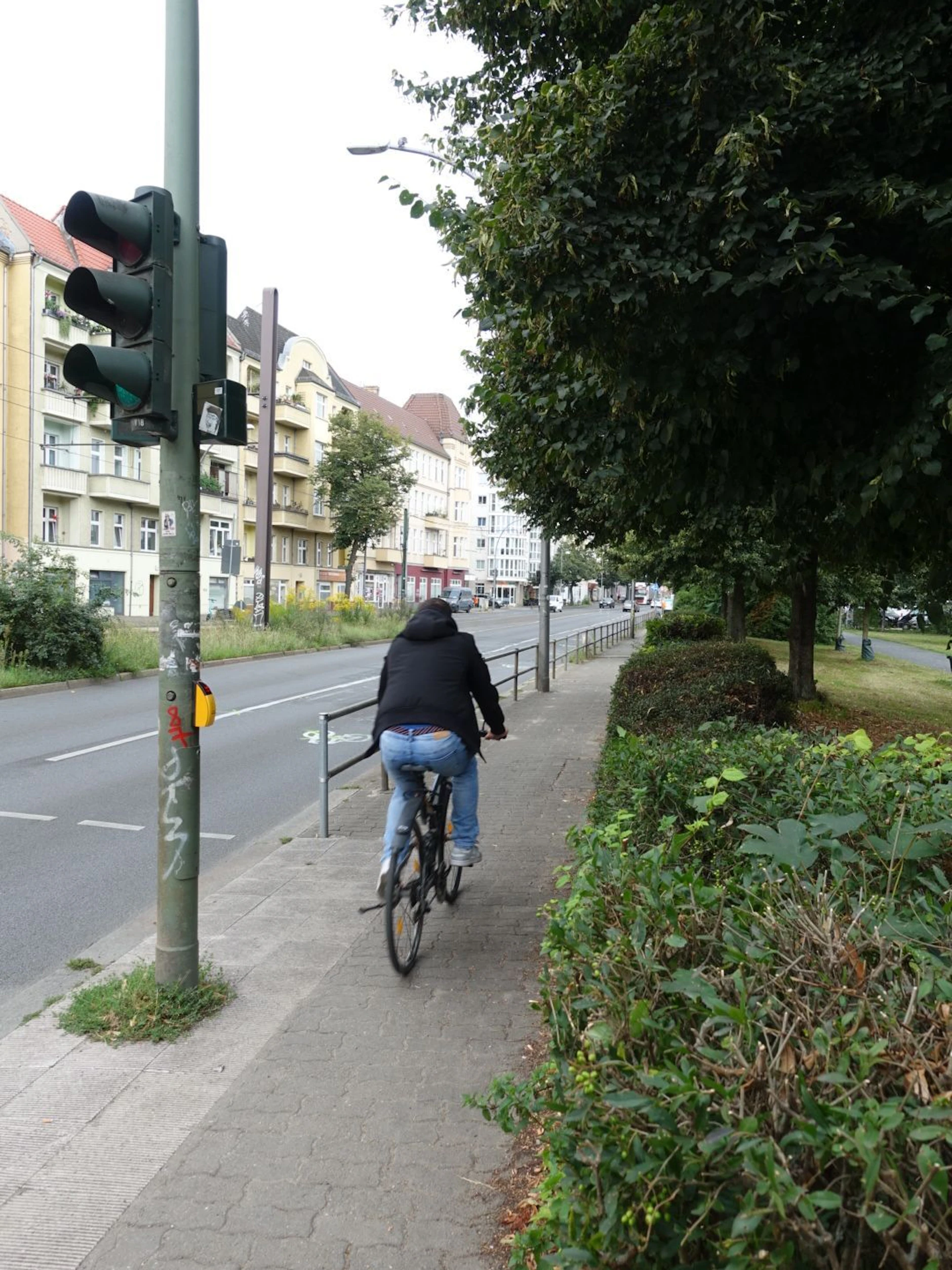 Der Gehweg an der Berliner Allee stadteinwärts ist teilweise sehr eng. Trotzdem weichen viele Radfahrer darauf aus.