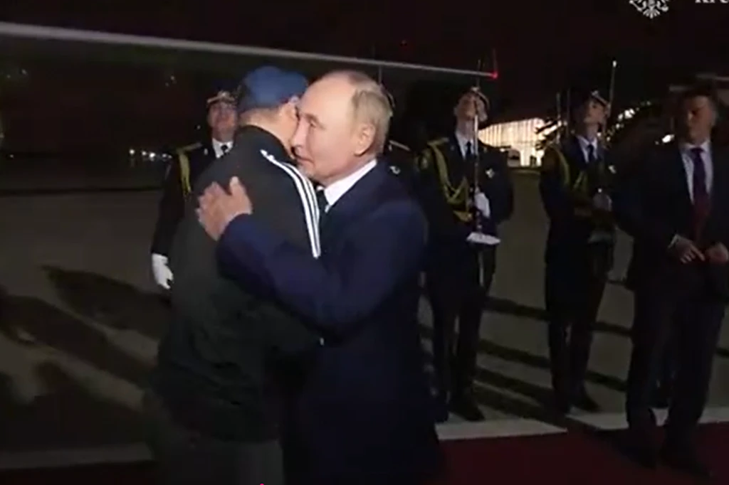 Russlands Präsident Putin umarmt den Tiergarten-Mörder Wadim Krassikow bei der Ankunft in Moskau.