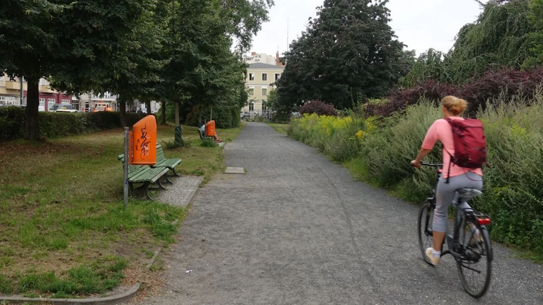 Viele Radfahrer nutzen lieber den parallel verlaufenden Parkweg.