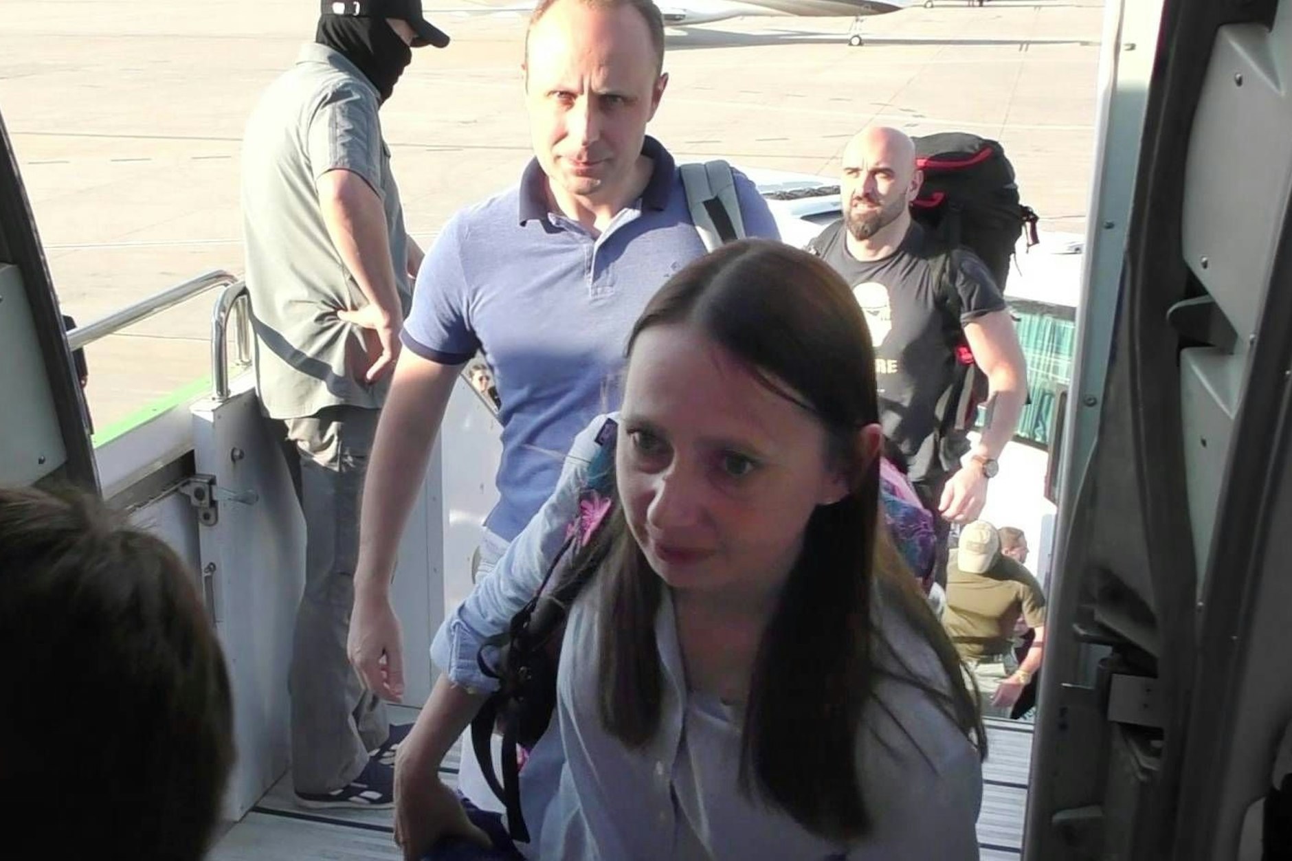 Artem Dultsev und Anna Dultseva nach der Freilassung auf dem Weg nach Moskau.