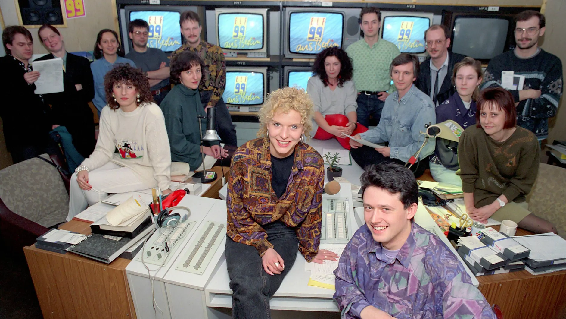 Victoria Herrmann (Mitte) und Steffen Twardowski (re.) mit einigen Mitgliedern des Elf99-Teams