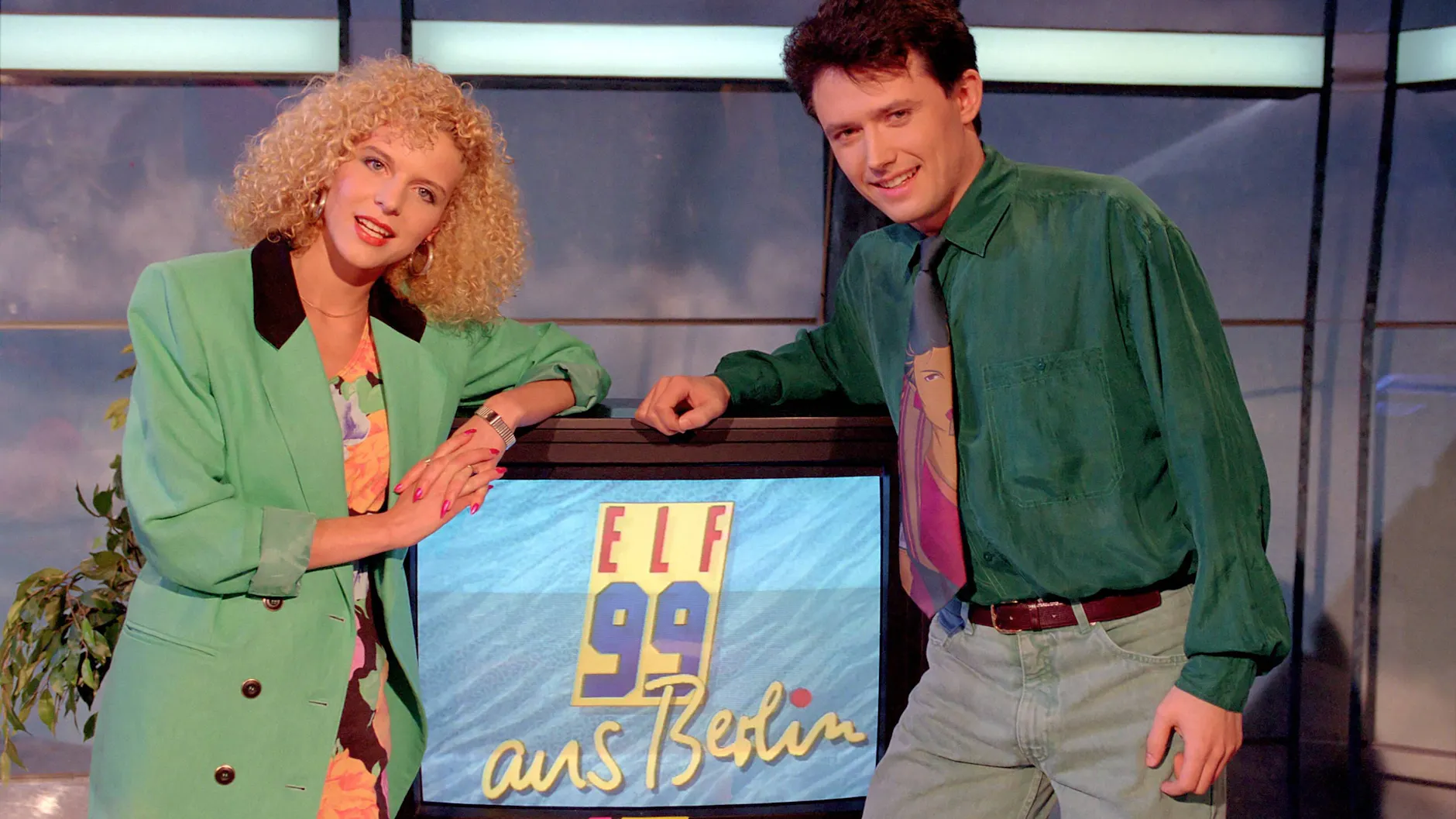 Mit dem Logo der Sendung: Victoria Herrmann und Steffen Twardowski im Fernsehstudio