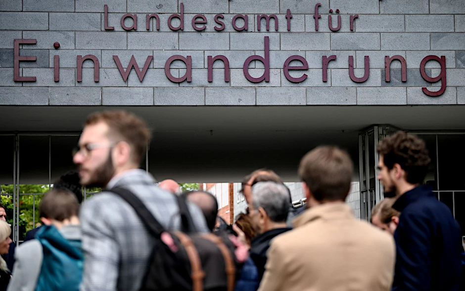 Das Berliner Landesamt für Einwanderung will mit digitalisierten Verfahren dem Ansturm Herr werden.