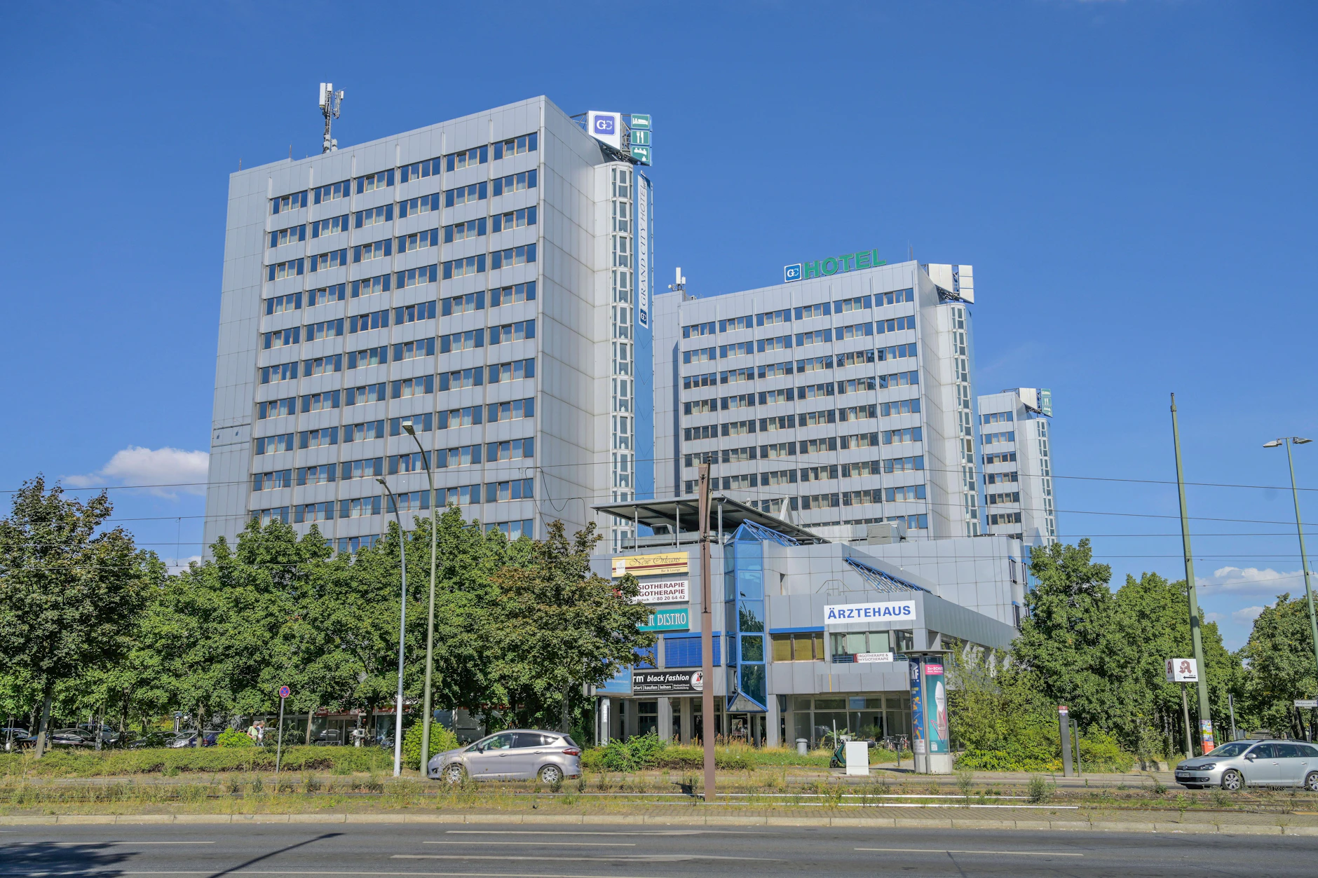 Diese drei Türme in der Landsberger Allee werden zu Flüchtlingsunterkünften umgebaut. Was mit dem Ärztehaus wird, ist noch unklar.  