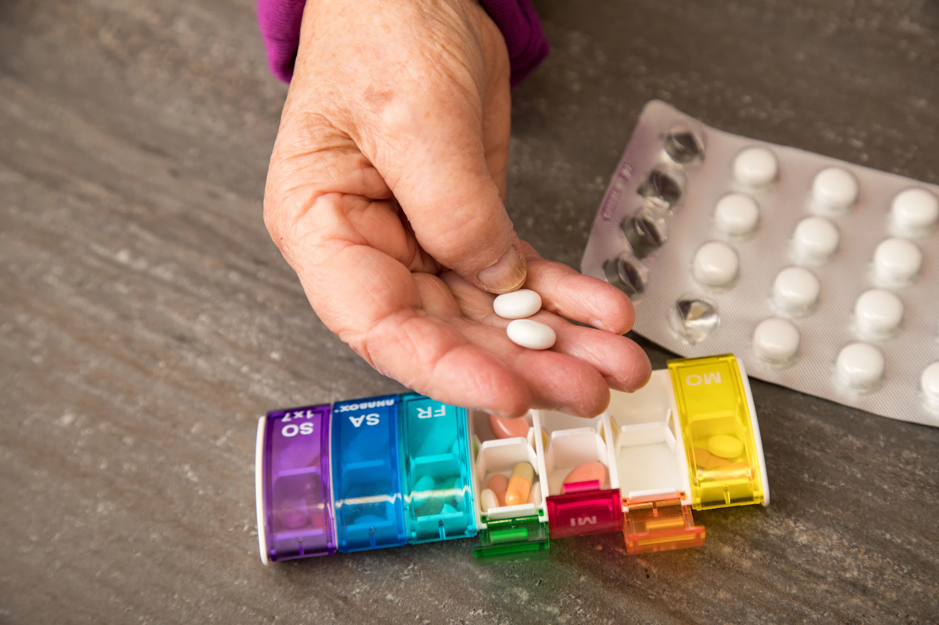 Gerade bei Senioren ist der tägliche Pillencocktail sehr beliebt. Doch Experten warnen: Er ist ungesund und belastet mittlerweile massiv den Bundeshaushalt.