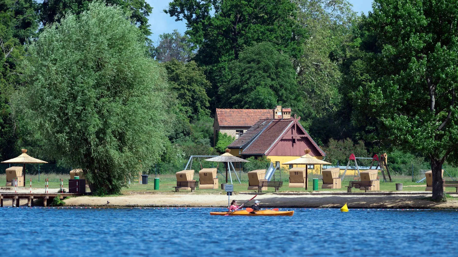 Am Strandbad Babelsberg kommt es derzeit zu einer starken Algenentwicklung.