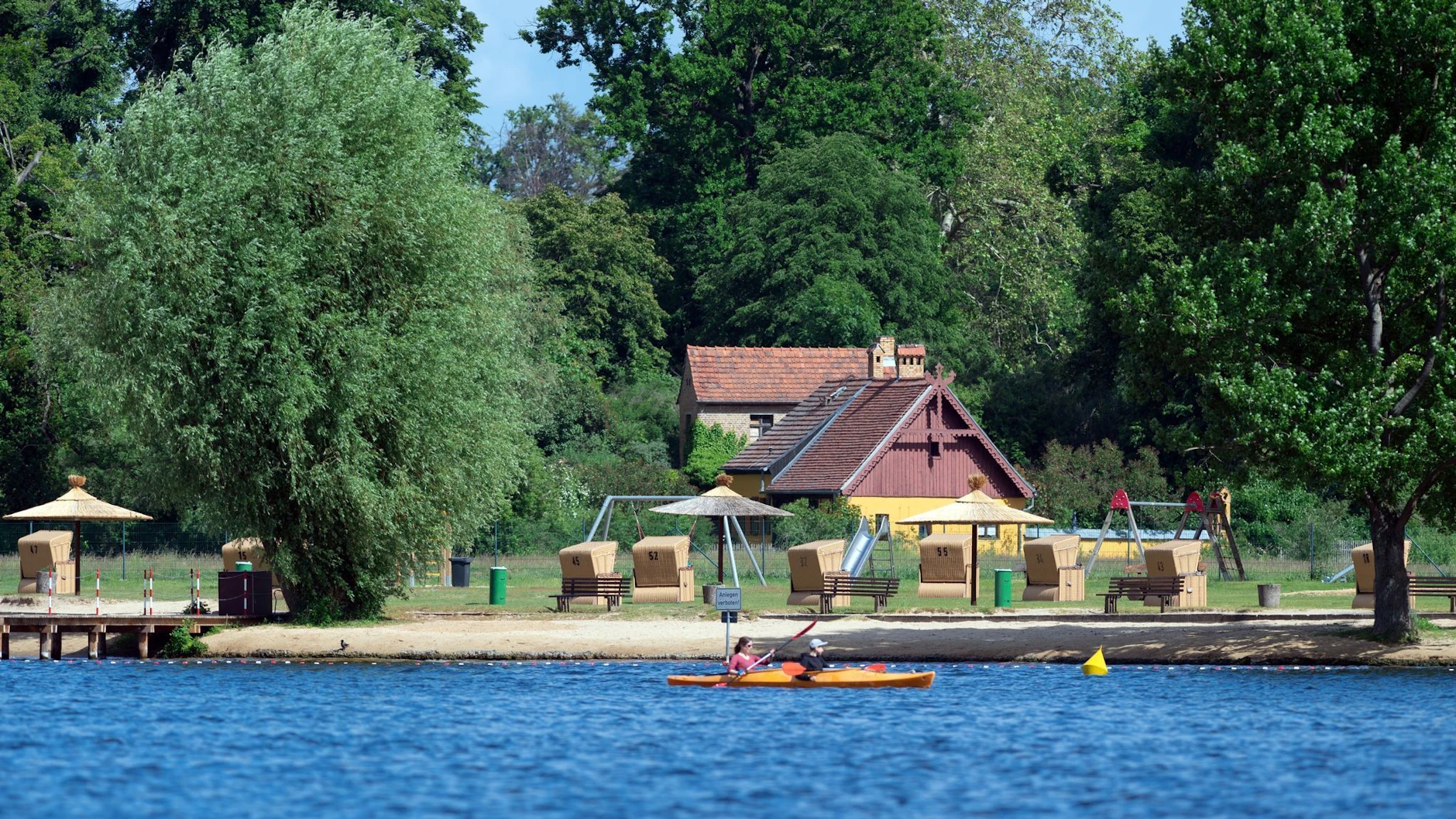 Am Strandbad Babelsberg kommt es derzeit zu einer starken Algenentwicklung.