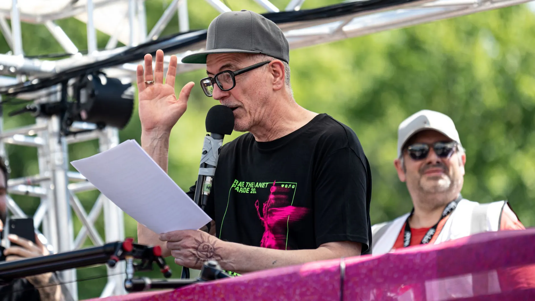 Auch DJ Motte wird auf seinem Wagen wieder zu den Feiernden sprechen.