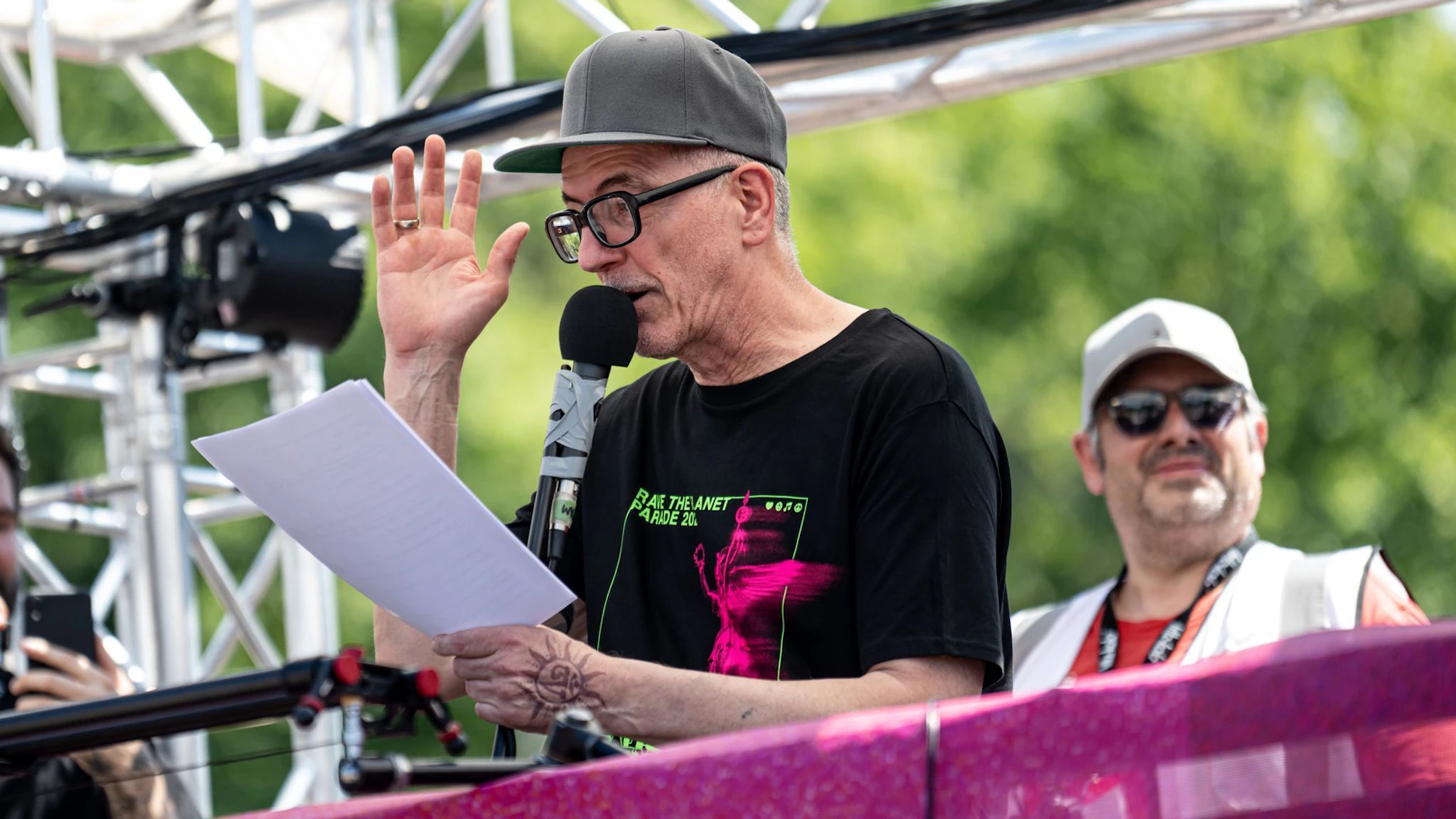 Auch DJ Motte wird auf seinem Wagen wieder zu den Feiernden sprechen.