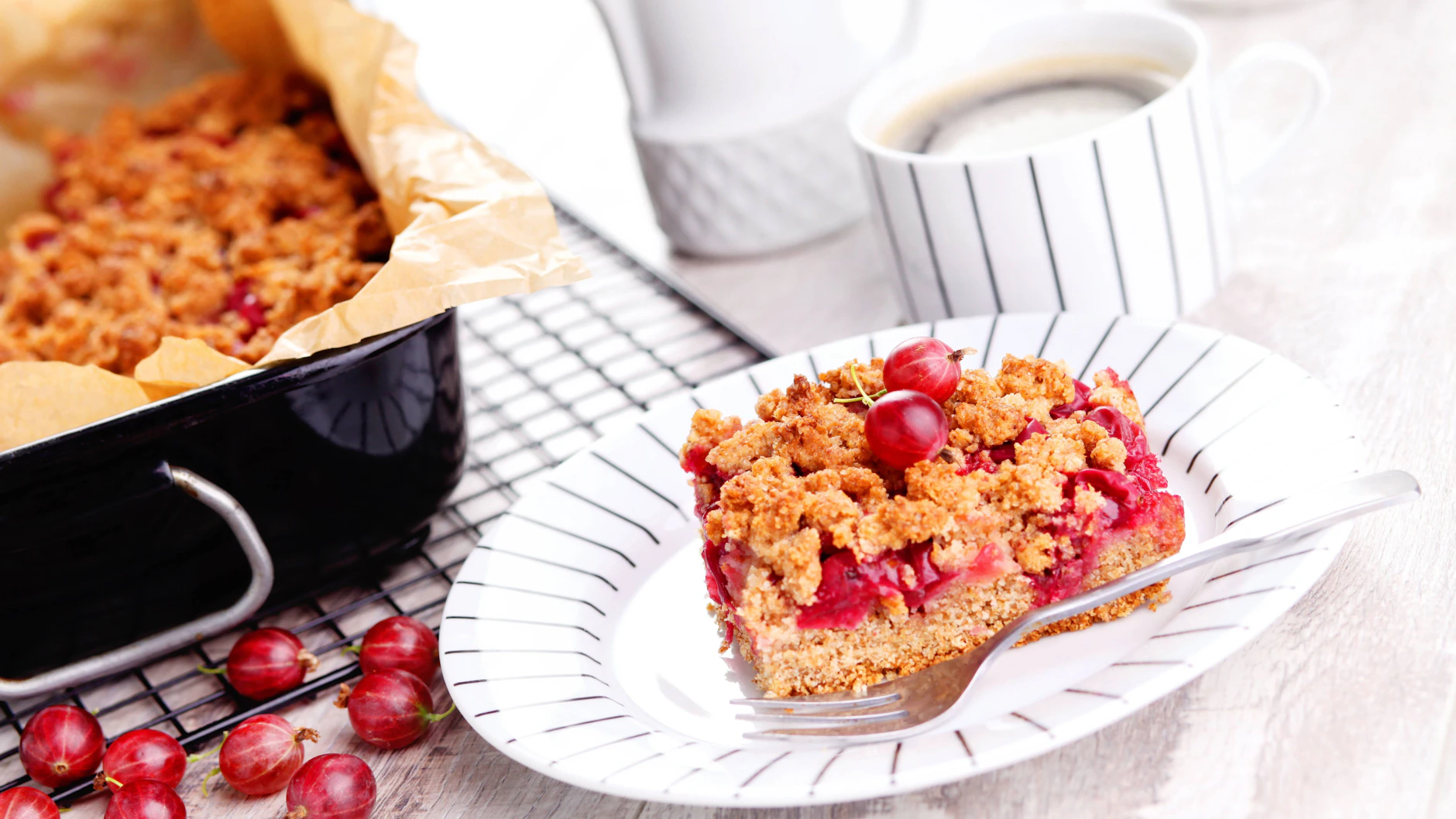Streuselkuchen mit Stachelbeeren ist richtig lecker - in diesem Rezept harmonieren die sauren Stachelbeeren mit süßen Streuseln und Pudding.