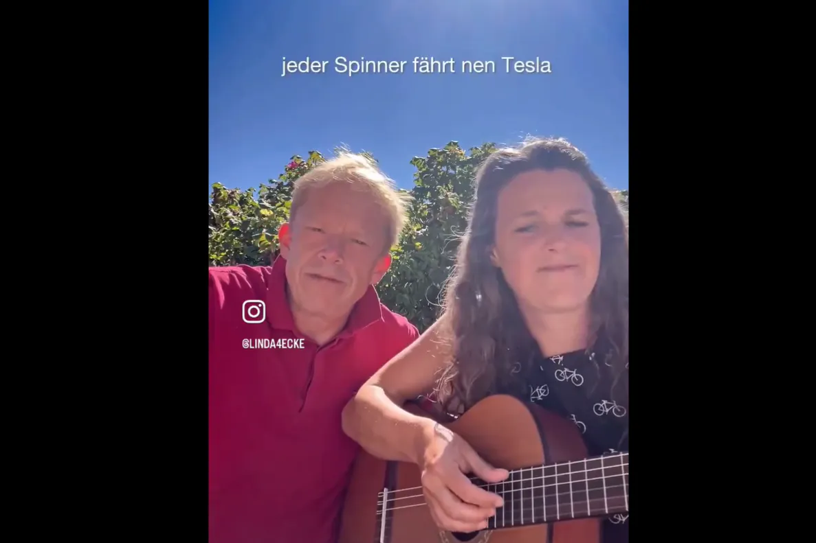 Das Duo Linda & Ephraim trällert ein Liedchen gegen Autos.