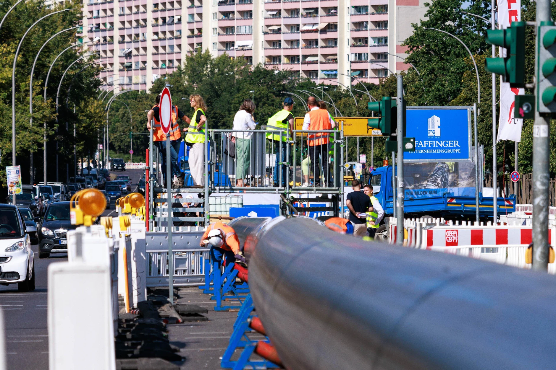 Staugefahr: An der Landsberger Allee gibt es einen Wasserrohrbruch. Unweit der Stelle wechseln die Belriner Wasserbetriebe gerade einen 430 Meter langen Abwasserdruckleitungs-Rohrstrang aus. 