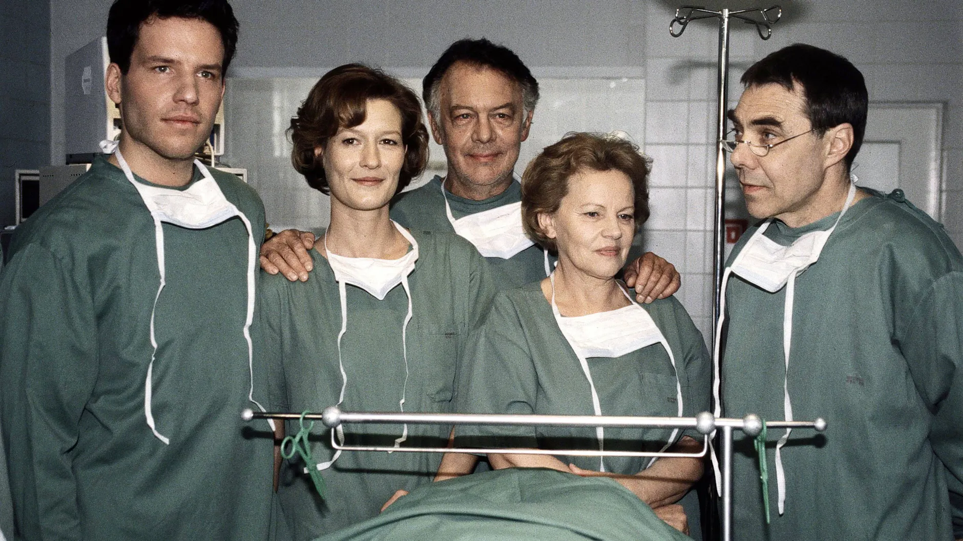 In dem Film „Ärzte: Vollnarkose“ spielte Gunter Schoß (re.) einen Mediziner an der Seite von Klausjürgen Wussow (Mitte).