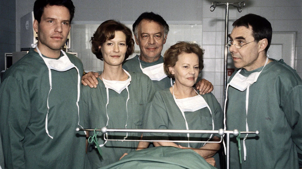 In dem Film „Ärzte: Vollnarkose“ spielte Gunter Schoß (re.) einen Mediziner an der Seite von Klausjürgen Wussow (Mitte).