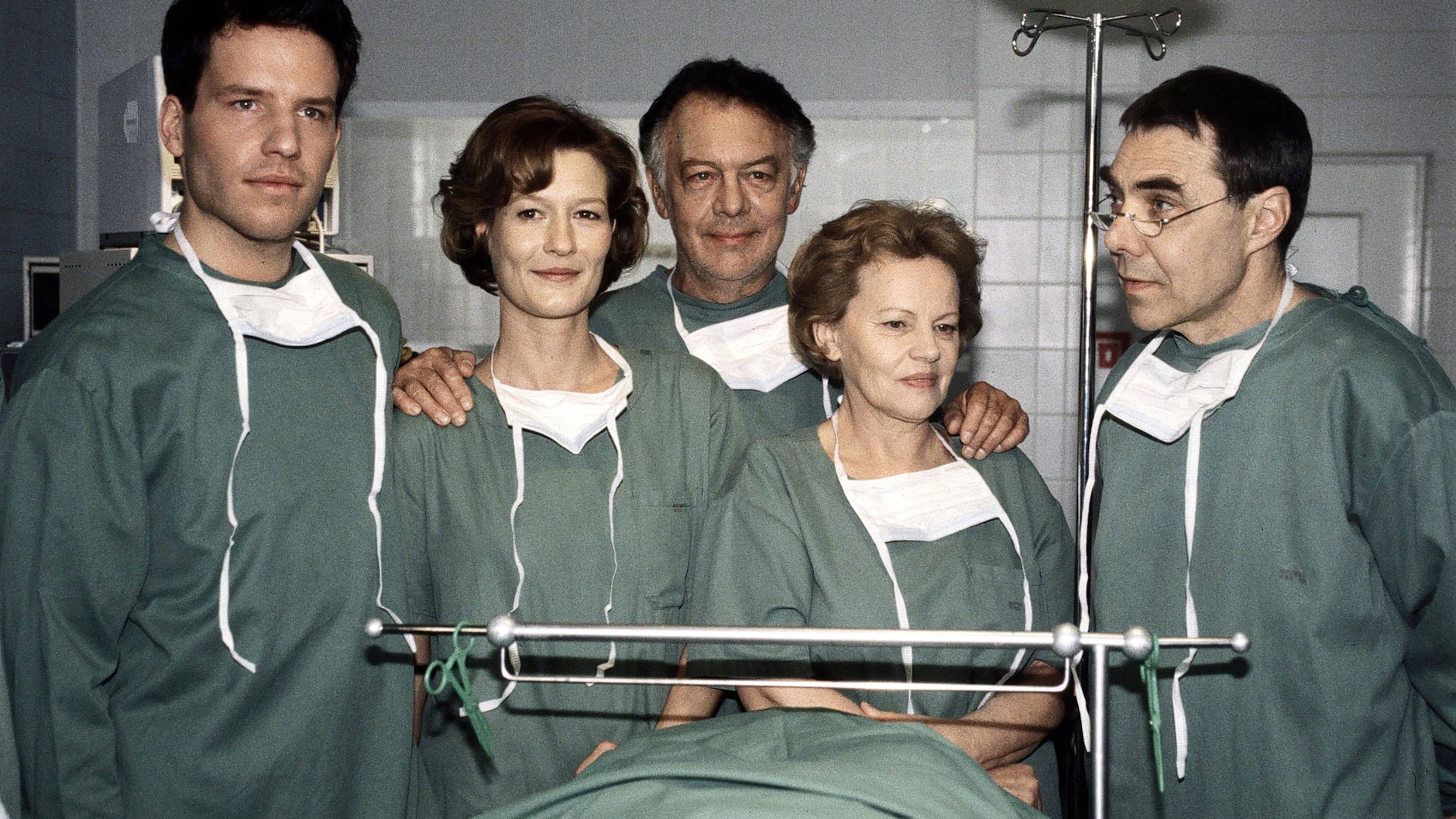 In dem Film „Ärzte: Vollnarkose“ spielte Gunter Schoß (re.) einen Mediziner an der Seite von Klausjürgen Wussow (Mitte).