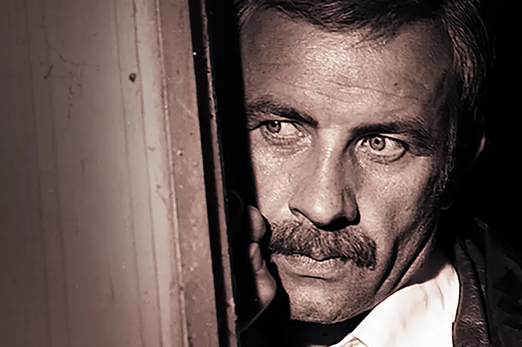 Mit stahlhartem Blick aus den tiefblauen Augen: Armin Mueller-Stahl als Agent Werner Bredebusch.