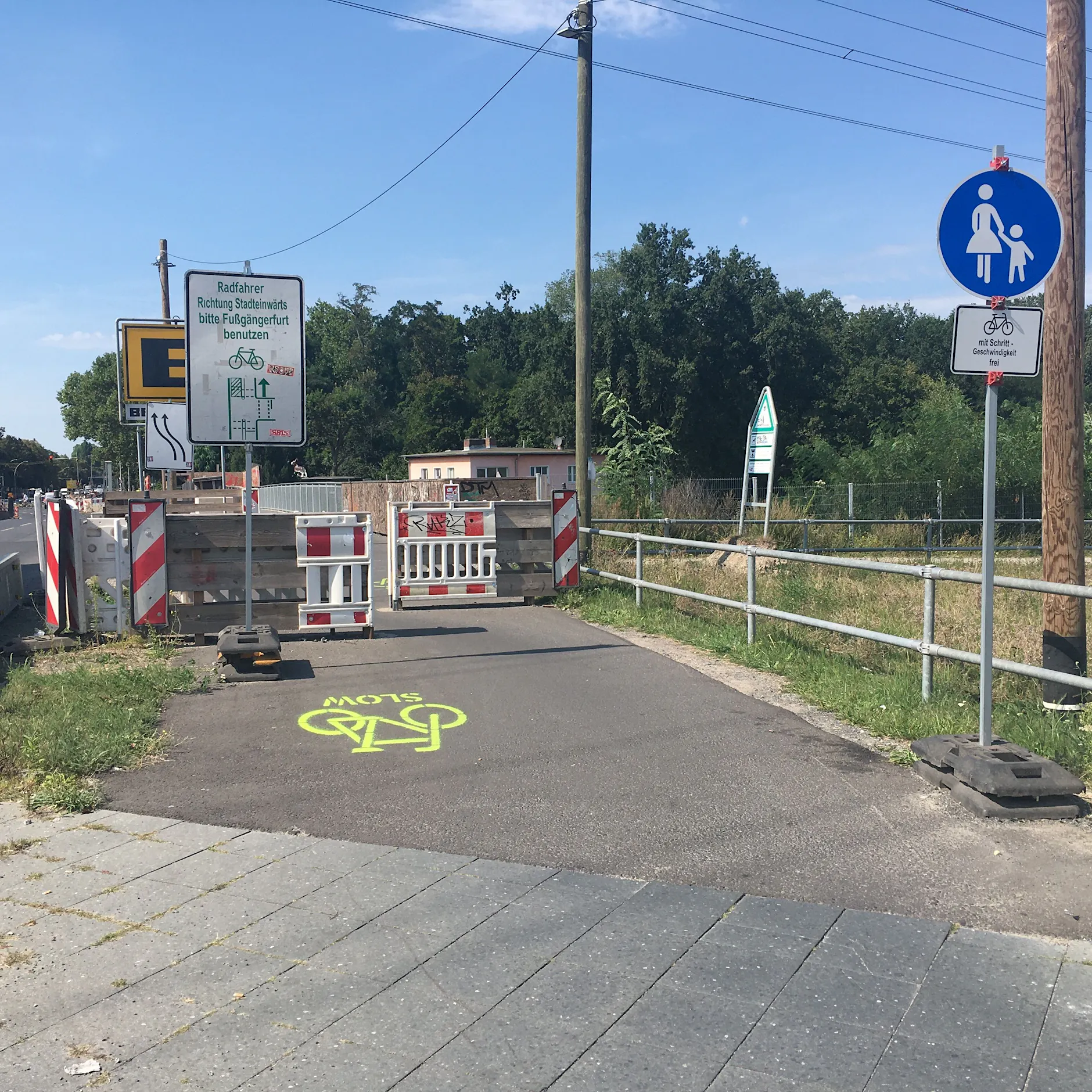 Bitte „slow“: Auf diesem Berliner Radweg wird jetzt auf Englisch gewarnt!