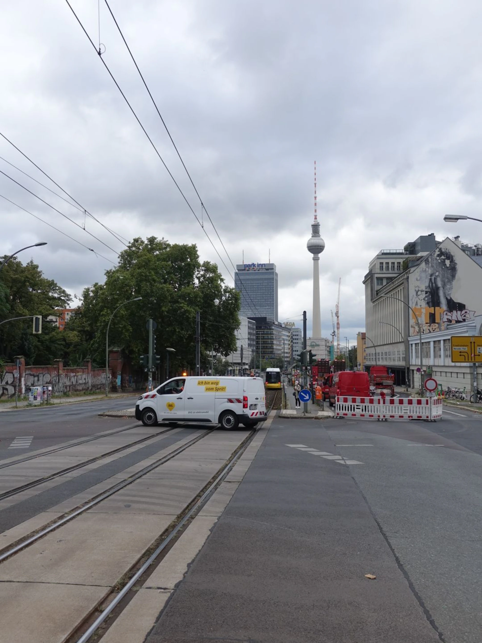 Auch ein Fahrer der BVG wählt die verbotene Richtung und muss auf den Gleisen stoppen.