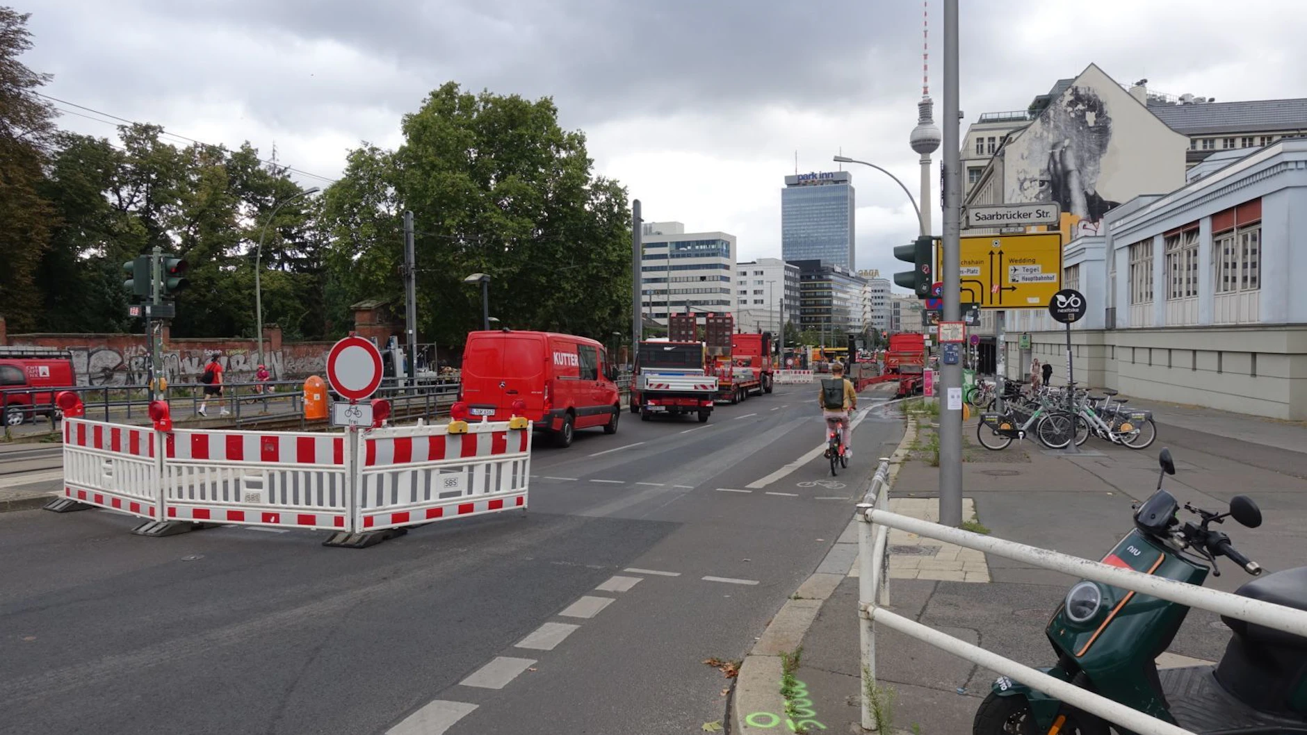Seit Mittwochmorgen ist die Prenzlauer Allee Richtung Berlin-Alexanderplatz voll gesperrt.