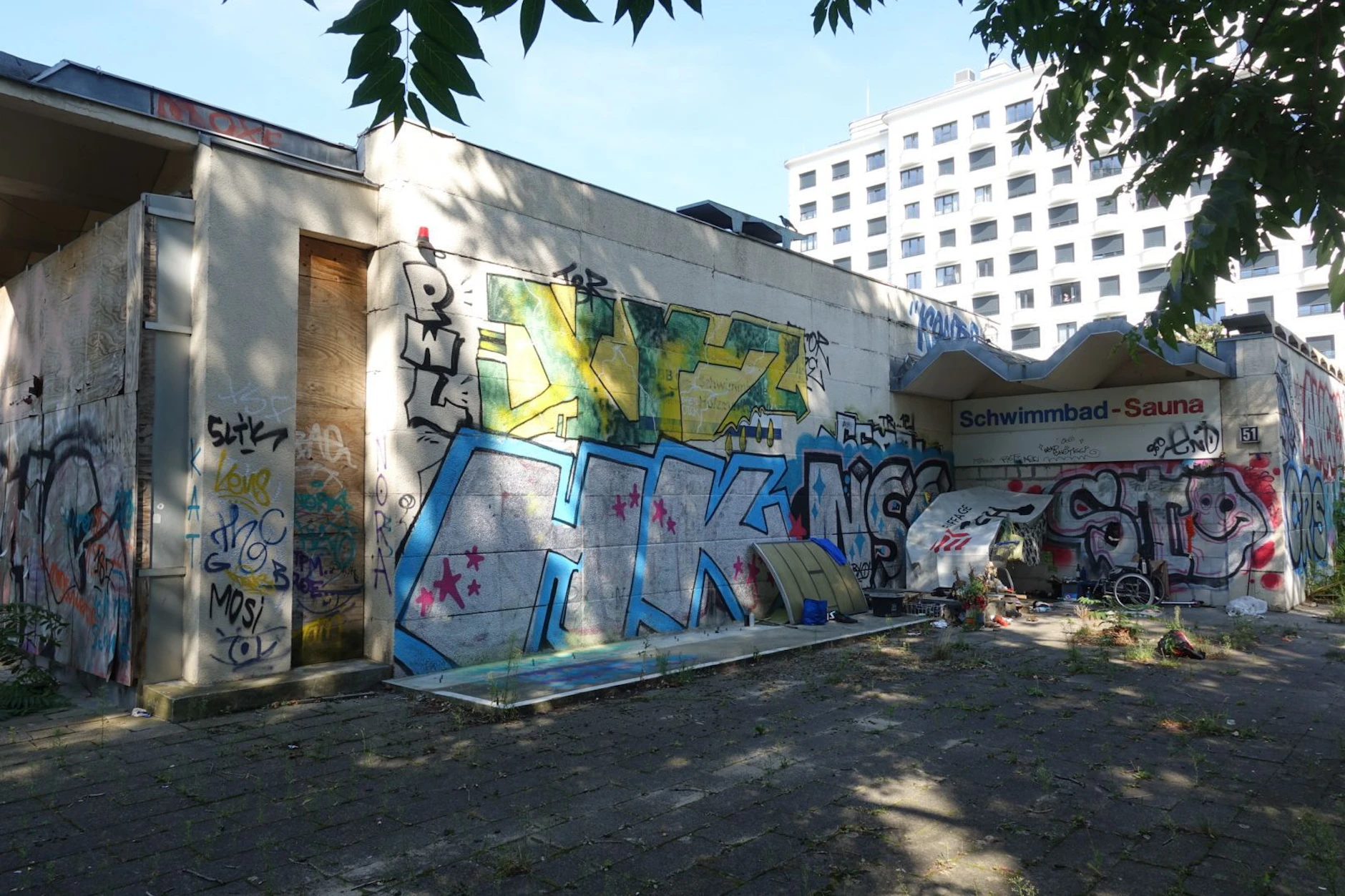 Alles abgerockt: Die Schwimmhalle in der Holzmarktstraße 51 ist kaum noch zu erkennen. Alles mit Graffiti beschmiert, im Schatten campieren Obdachlose.