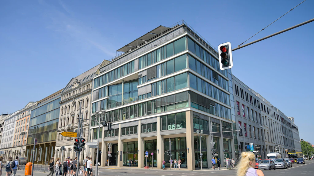 Ein Wohn- und Geschäftshaus an der Wilhelmstraße in Berlin-Mitte.