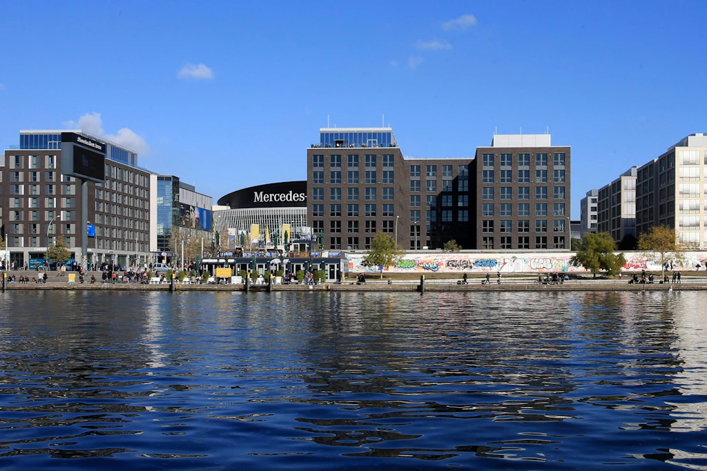 Aus der Mercedes-Benz-Arena wurde gerade die Uber-Arena, teuer ist dieses Neubau-Viertel am Ufer der Spree aber trotzdem. Auf Platz 2 der Teuer-Rangliste in Berlin.