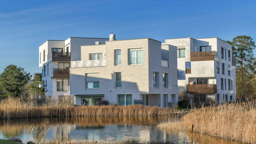 Für Luxus-Neubau, idyllisch am Wasser gelegen, in Dahlem.