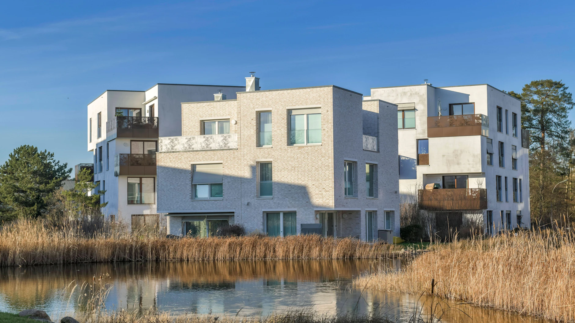 Für Luxus-Neubau, idyllisch am Wasser gelegen, in Dahlem.