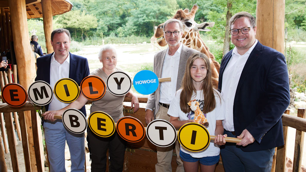 Viel Auflauf zur Giraffentaufe: Mit dabei waren auch Tierpark-Direktor Andreas Knieriem (Mitte) und die  Schülerin Eva (2.v.r.).