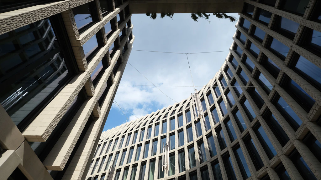 Stadtquartier am Tacheles: Hinter dem imposanten historischen Gebäude wurde alles mit Beton zugeklotzt.