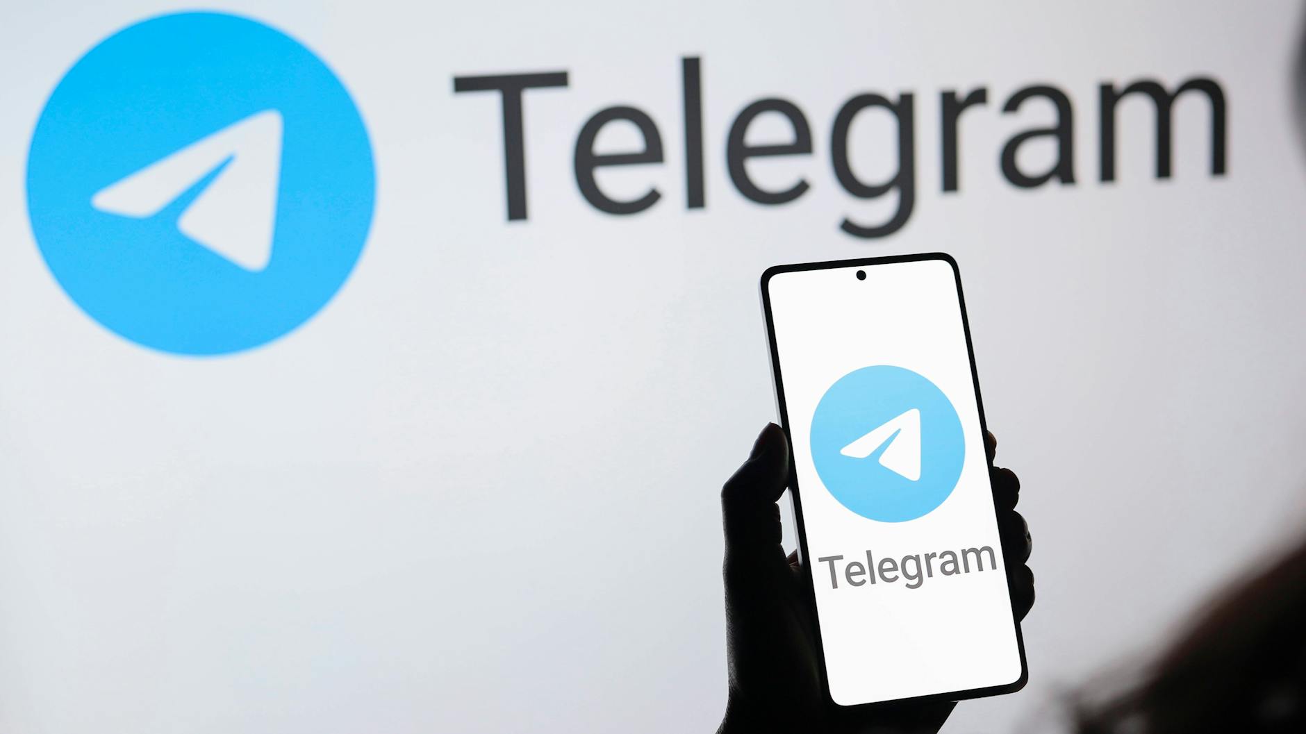 Durov gründete unter anderem den Messenger-Dienst Telegram. Dieser ist in den Fokus der europäischen Behörden gerutscht, denn Inhalte dort werden bisweilen kaum moderiert. Die Plattform kann zudem für Straftaten genutzt werden.
