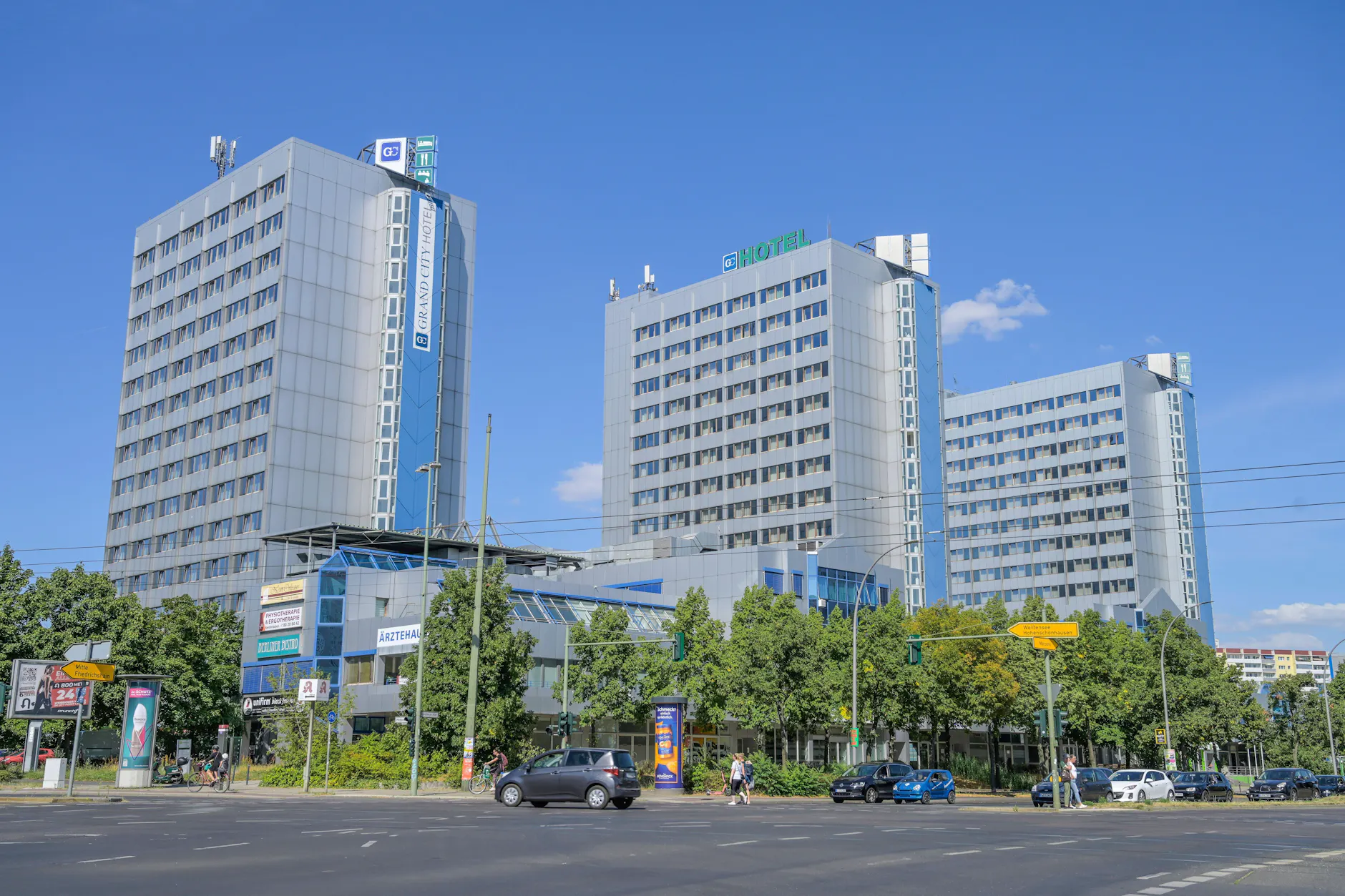 In diese drei Türme in der Landsberger Allee 3 sollen ab Januar 1200 Flüchtlinge einziehen.