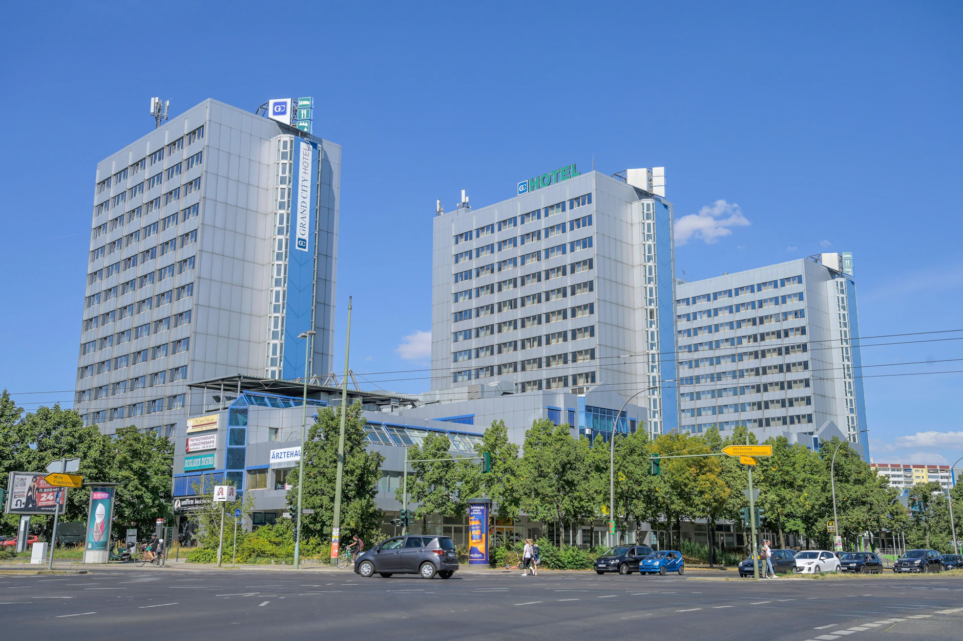 In diese drei Türme in der Landsberger Allee 3 sollen ab Januar 1200 Flüchtlinge einziehen.