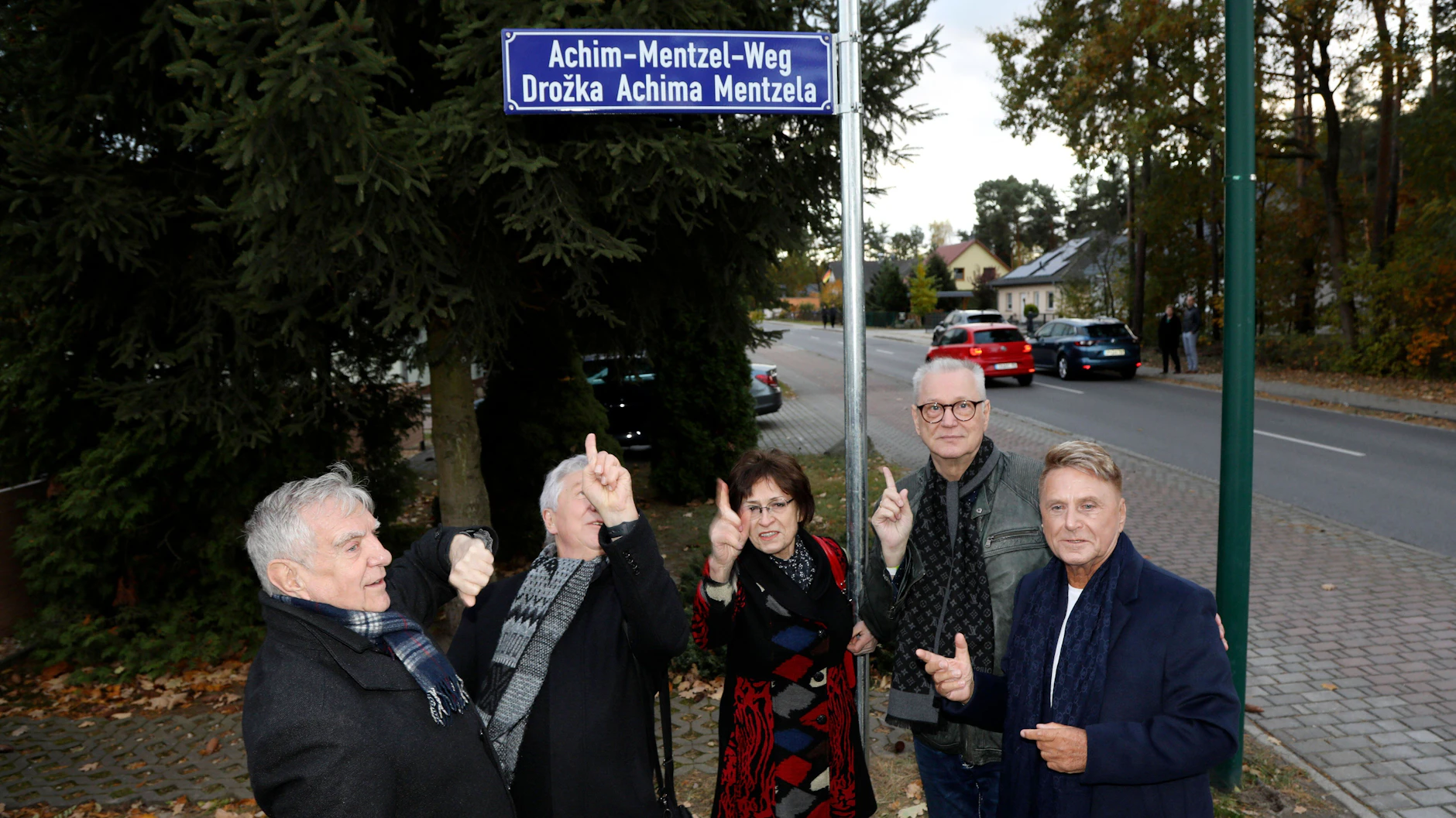 Auch die Schlager-Kollegen Siegfried Trzoß, Peter Schmiedel, Ingrid Raack, Gerd Christian und Hans-Jürgen Beyer kamen zur Einweihung des Achim-Mentzel-Wegs.