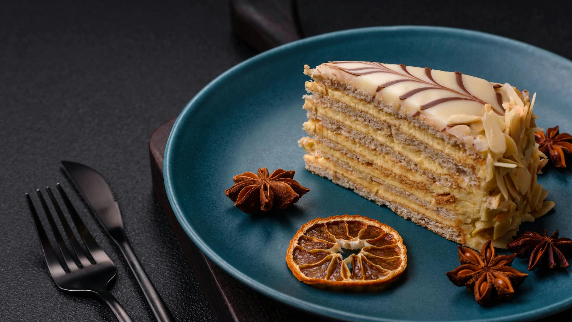 Richtig lecker, richtig hübsch: Probieren Sie unser Rezept für Esterhazy-Torte wie in „Das große Backen“ unbedingt mal aus!