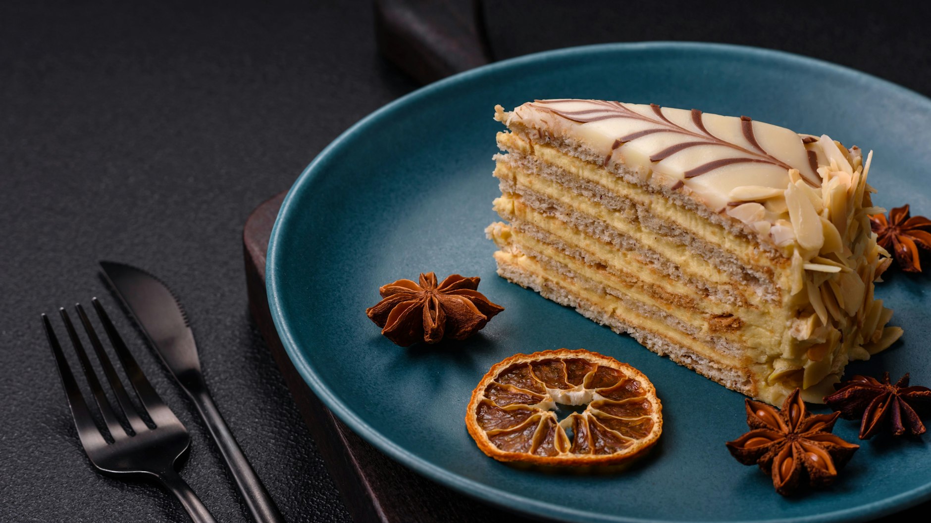 Richtig lecker, richtig hübsch: Probieren Sie unser Rezept für Esterhazy-Torte wie in „Das große Backen“ unbedingt mal aus!