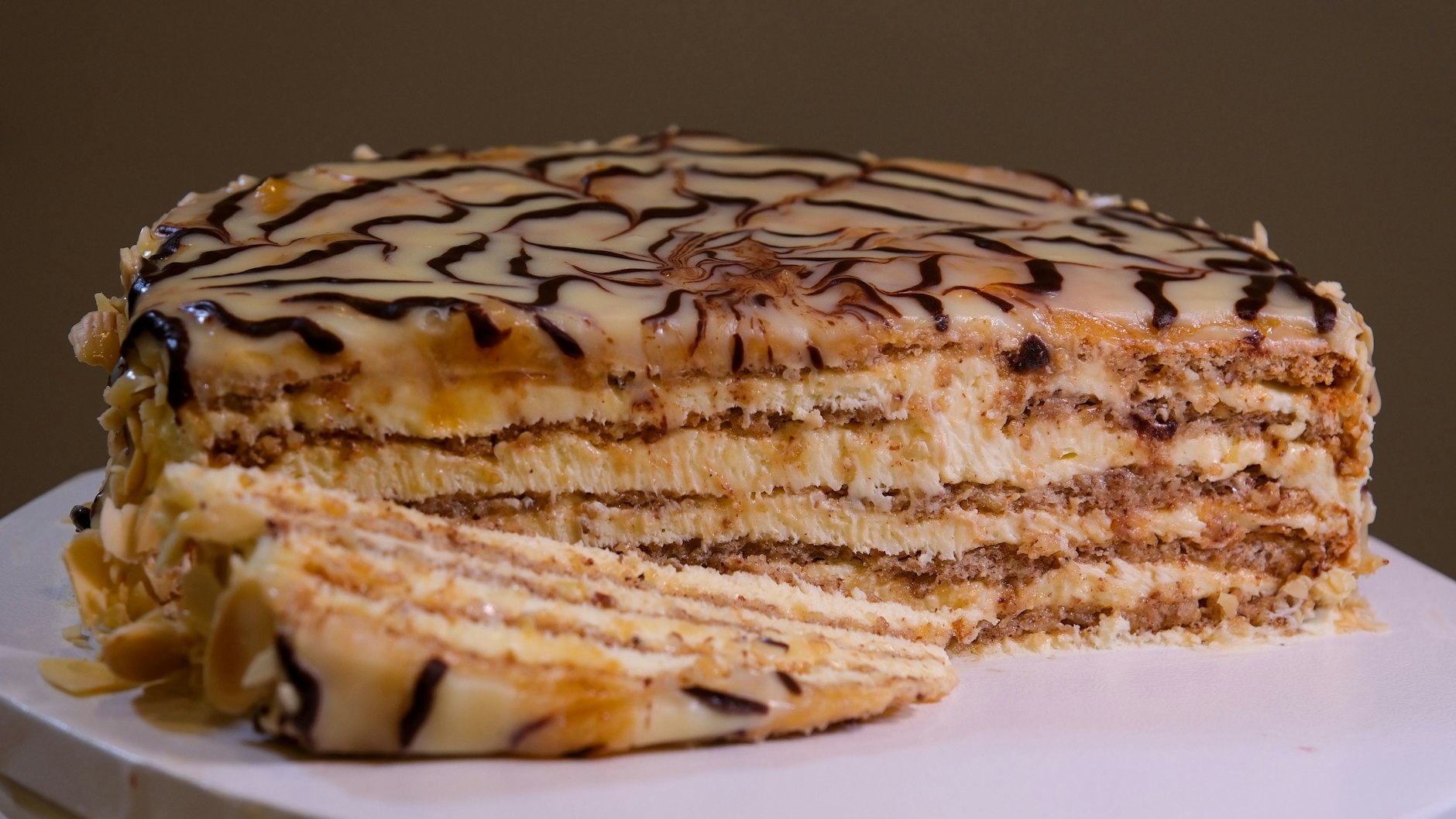 Leckere Esterhazy-Torte wie in „Das große Backen“: In unserem Rezept verraten wir, wie der Kuchen ganz einfach geht.