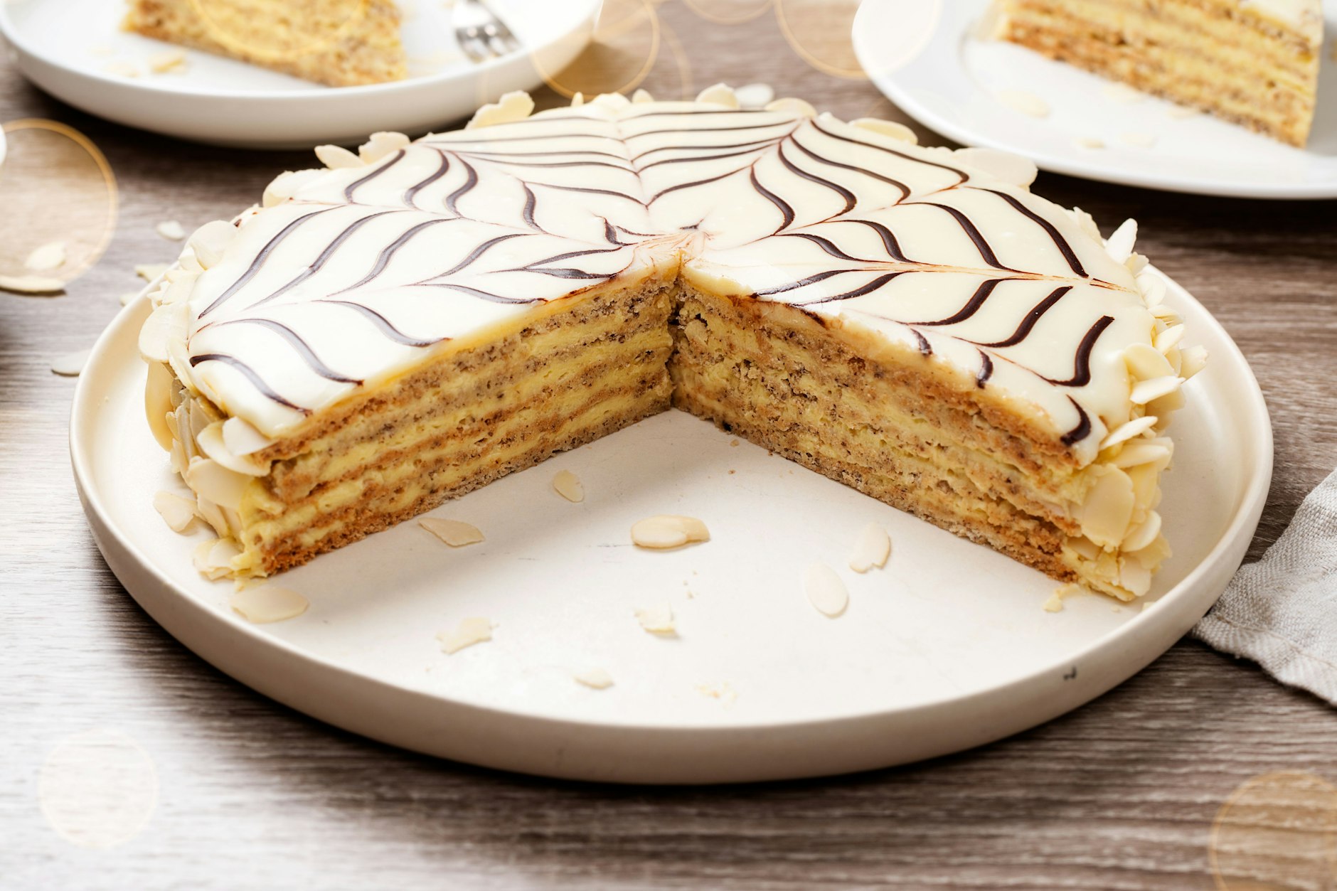 Die erste technische Prüfung in „Das große Backen“ ist die Esterhazy-Torte. Wir haben ein einfaches Rezept für den Konditorei-Klassiker.