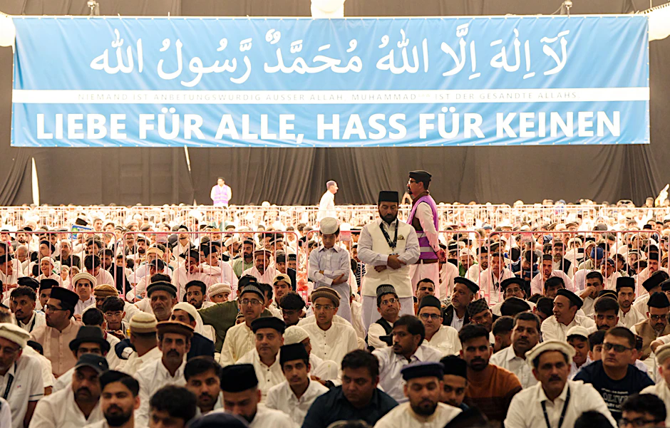 Teilnehmer beten auf der Friedenskonferenz der islamischen Religionsgemeinschafft Ahmadiyya Muslim Jamaat (AMJ) in Mendig, Rheinland-Pfalz.&nbsp;
