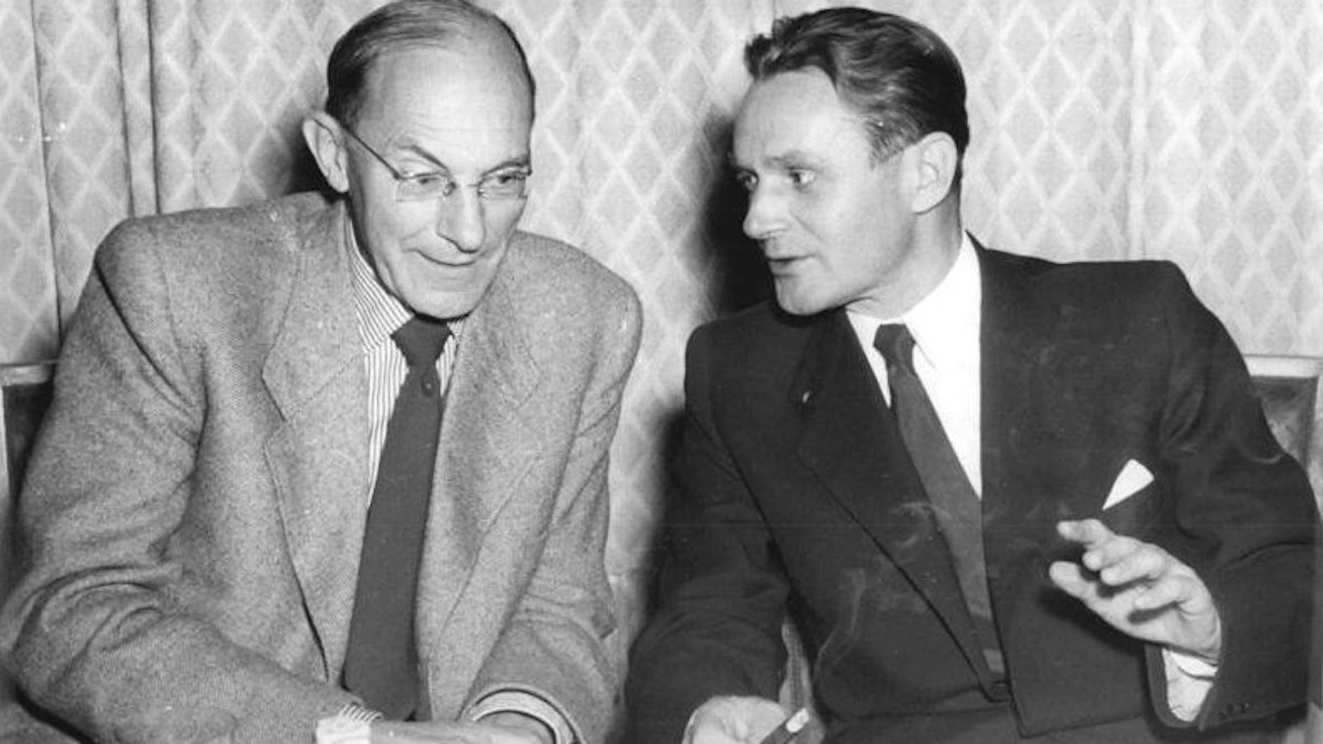 Ludwig Renn (links) mit dem polnischen Politiker Ignacy Loga-Sowiński (1954)