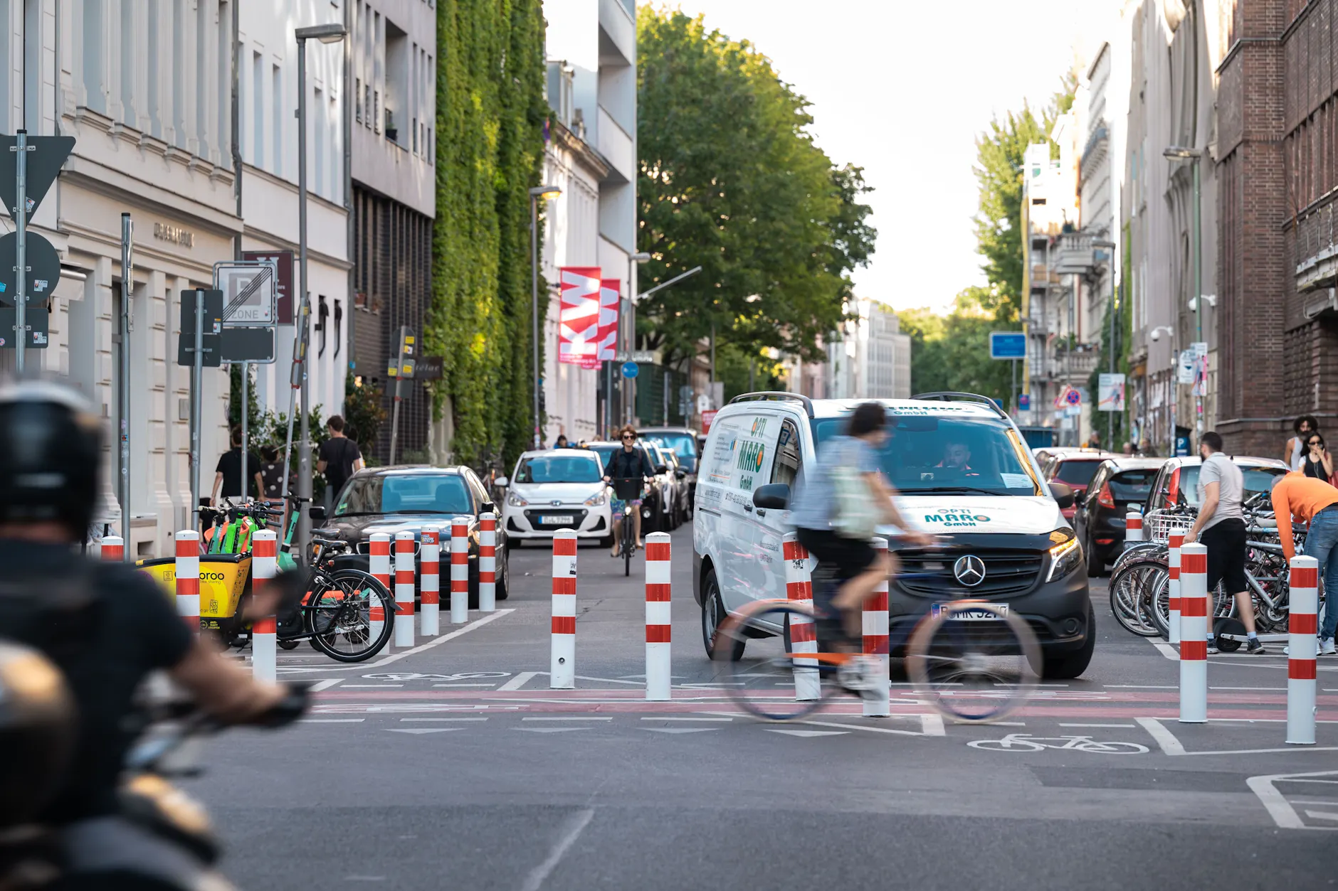 Das Verwaltungsgericht Berlin erklärte die Poller an der Kreuzung Tucholsky-, Ecke Auguststraße für rechtswidrig. Sie sollen wieder weg.