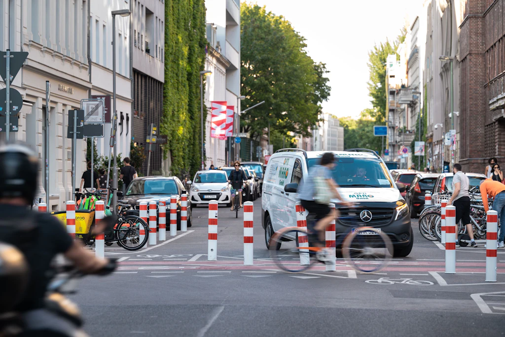 Das Verwaltungsgericht Berlin erklärte die Poller an der Kreuzung Tucholsky-, Ecke Auguststraße für rechtswidrig. Sie sollen wieder weg. 