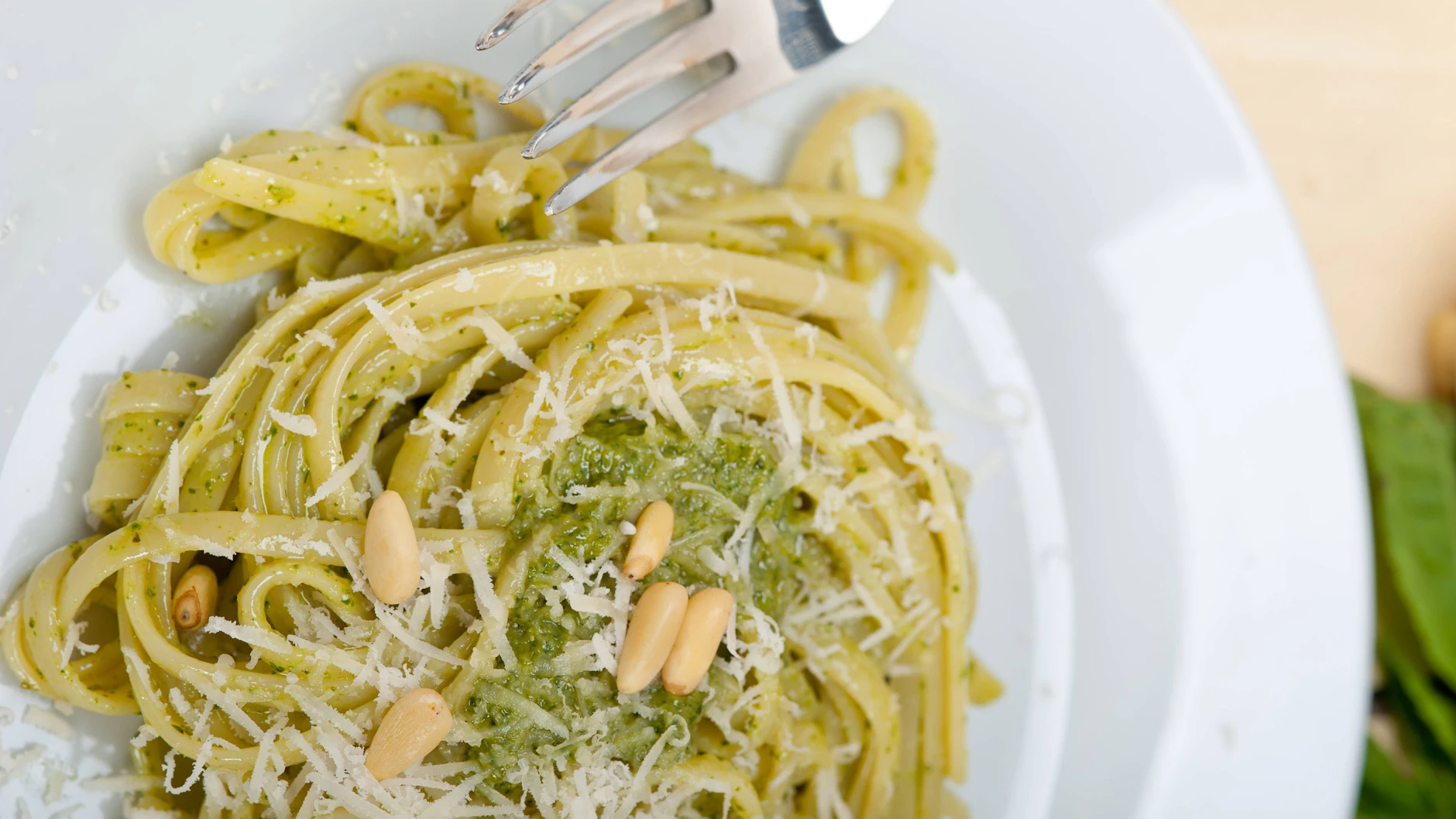 Linguine oder Spaghetti passen am besten zum Pesto alla genovese.