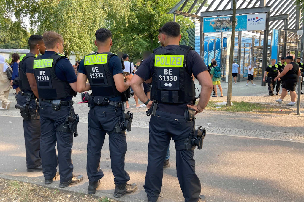 Polizeieinsatz im Columbiadamm: Nach einer Messer-Attacke wurde ein Einlass-Stop verhängt.